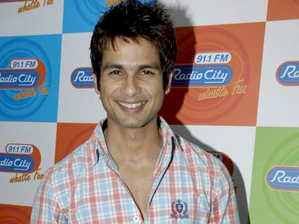 shahid kapoor promotes film paathshaala at radio city 91 1 fm 6