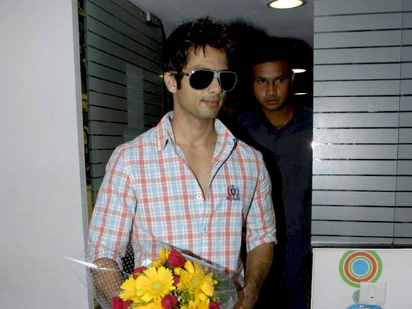 shahid kapoor promotes film paathshaala at radio city 91 1 fm 8