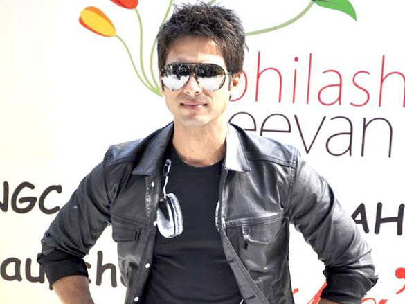 shahid kapoor promotes paathshaala at a charity cricket match 4