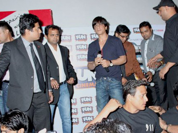 shahrukh khan promotes my name is khan at multiplexes 3