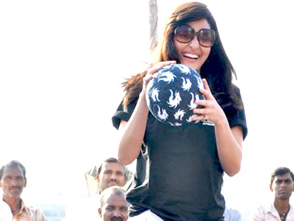 sherlyn chopra and pooja chopra grace redbull freestyle football finale 7