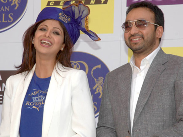 shilpa shetty and raj kundra play cricket with school children 2