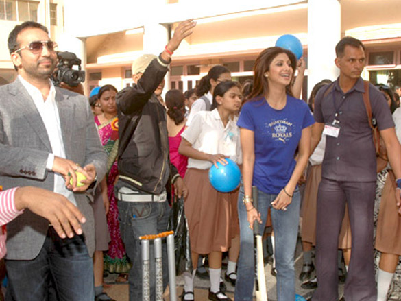 shilpa shetty and raj kundra play cricket with school children 7