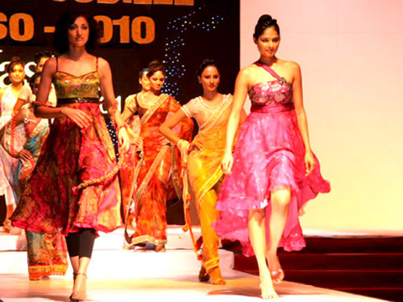 smilie suri walks for rachna sansads fashion show 11