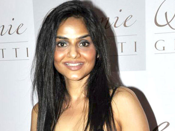 sushmita and lara dutta grace queenie dhodys giantti launch 13