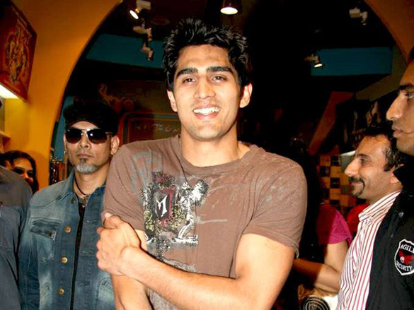 vijender singh at milestones game 4 you new game store launch 8