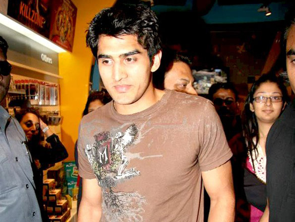 vijender singh at milestones game 4 you new game store launch 9