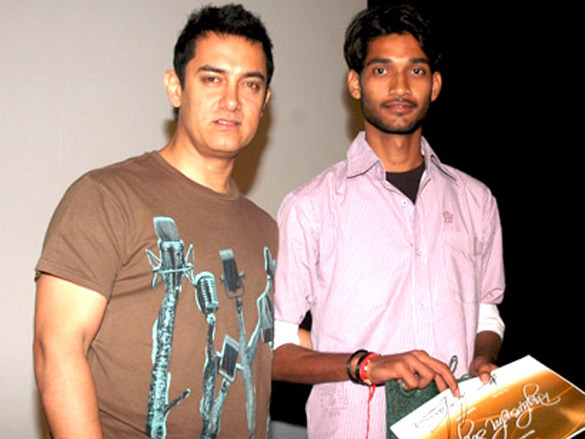 aamir khan meets the winners of 3 idiots mobile contest 2