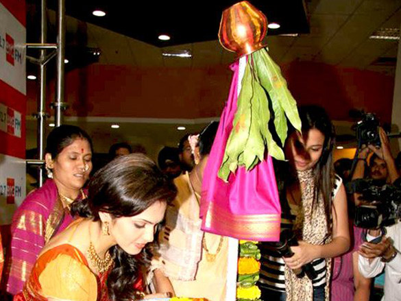 eesha koppikhar celebrates gudipadwa at 92 7 big fm 11