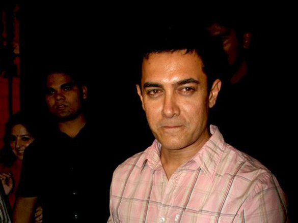 aamir khan celebrates diwali with a card party 11