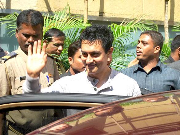aamirraju and vidhu vinod chopra unveil 3 idiots first look 13