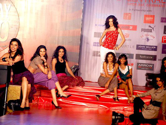 achla sachdev with top models walk the ramp for sobo show 10