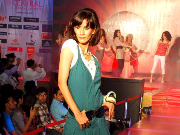 achla sachdev with top models walk the ramp for sobo show 14