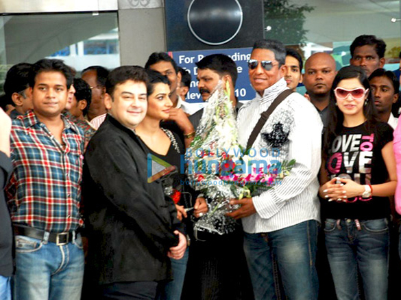 adnan sami receives jermaine jackson on his arrival in mumbai 2