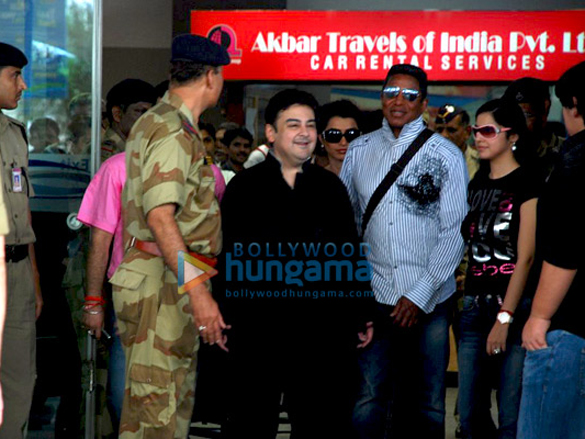 adnan sami receives jermaine jackson on his arrival in mumbai 4