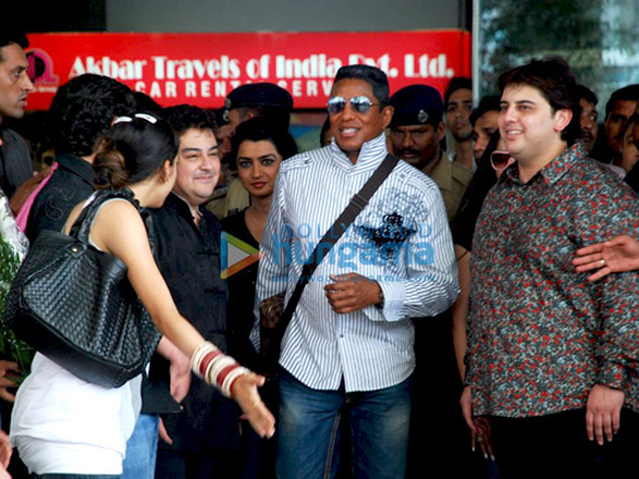 adnan sami receives jermaine jackson on his arrival in mumbai 5