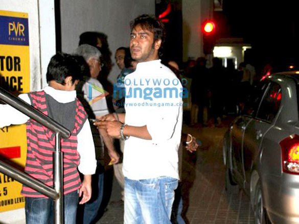 ajay and kajol watch avatar with their kids 3