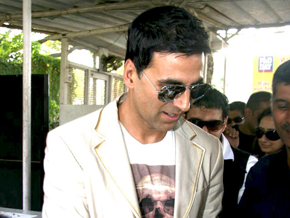 akshay and twinkle at turf club racing finale 11