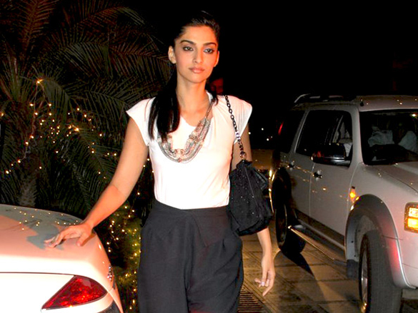 akshaykatrinaanil and sonam grace triumph lingerie show 13