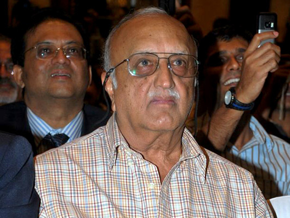 amitabh bachchan unveils om puris unlikely hero 21