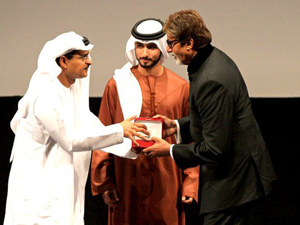 amitabh receives award at 6th dubai international film festival 7