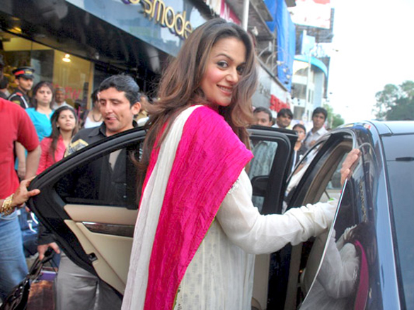 amrita arora graces the launch of tres modes winter fall 9