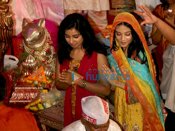 amrita rao visits lalbaug ganesha 6