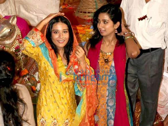 amrita rao visits lalbaug ganesha 8