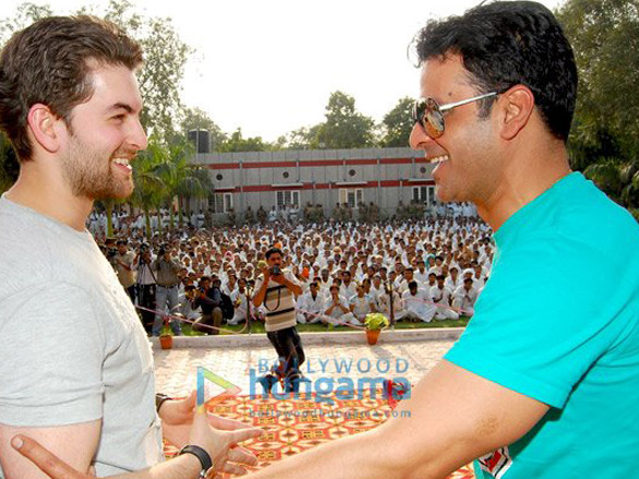 cast and crew of jail celebrates diwali with tihar jail prisoners 5