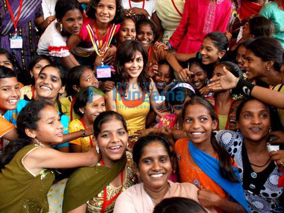 diwali celebration for street girls by ngo anmol 6