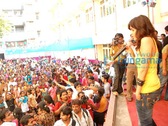 diwali celebration for street girls by ngo anmol 8