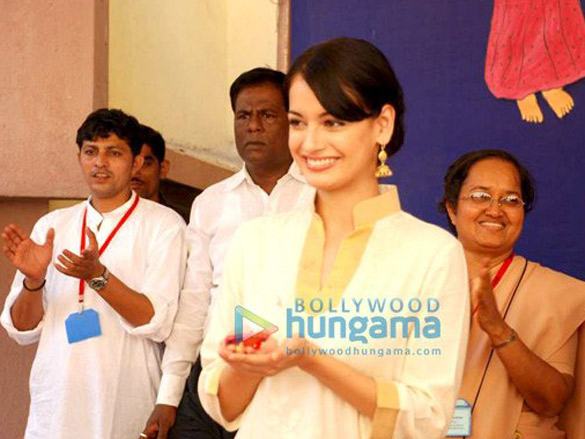 diwali celebration for street girls by ngo anmol 11