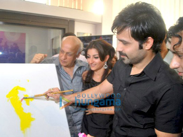 emraan and soha ali khan unveil tum mile 3d painting 10