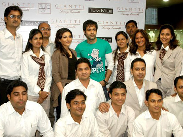 emraan and soha promote tum mile at giantti store 2
