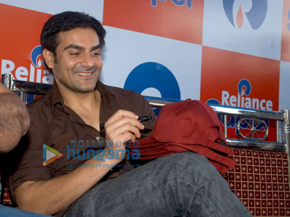 film kisaans promotion at reliance store 6