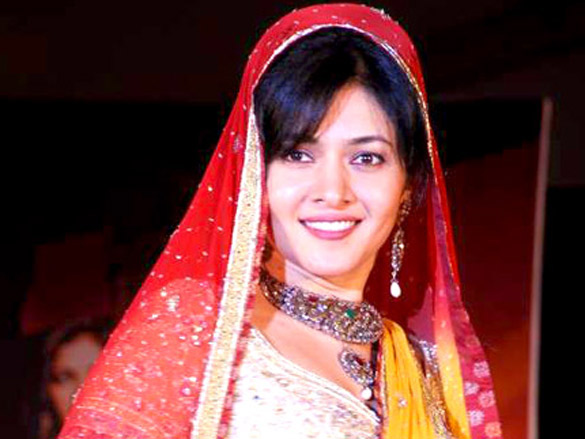 geeta basrasonal sehgal and shenaz walk for the luxurion show 21
