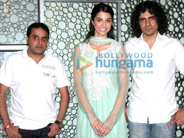 giselle monteiro at the press meet of love aaj kal 9