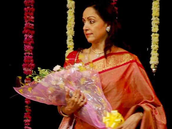 hema malini graces classical dance performance 5