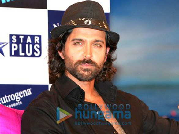 hrithik and kangna with farah khan on the sets of her chat show tere mere beach mein 5