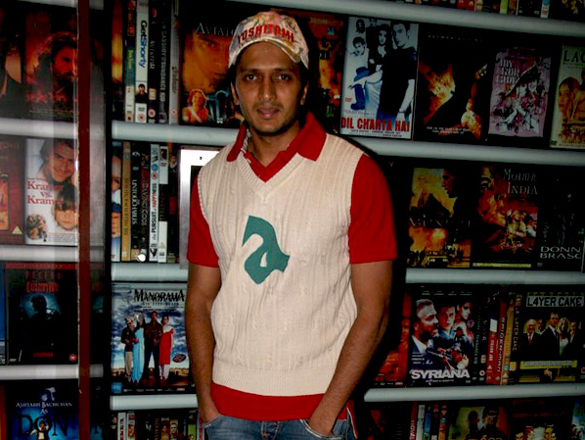 ritesh and jacqueline watch aladin with ngo kids 7
