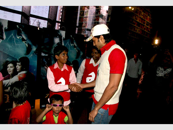 ritesh and jacqueline watch aladin with ngo kids 9