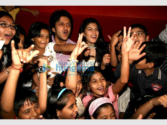 ritesh and jaqueline watch aladin with kids 4