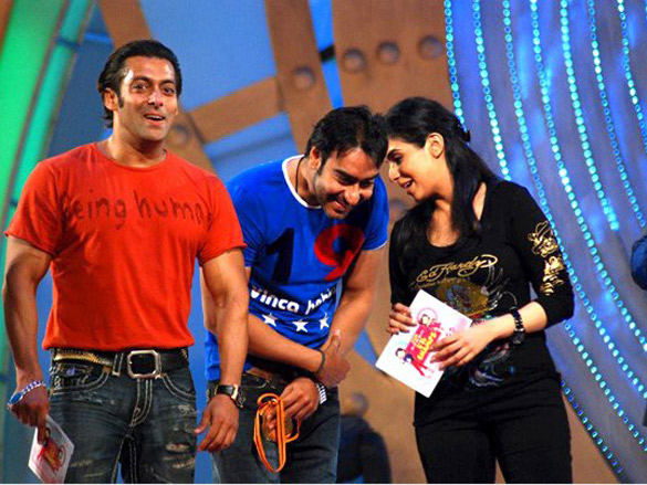 salmanajay and asin promote london dreams on sa re ga ma pa lil champs finale 4