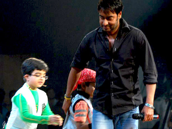 sanjay dutt and ajay devgan promote all the best 21