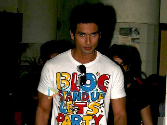 shahid kapoor promotes kaminey on radio mirchi 98 3 fm 5