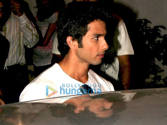 shahid kapoor promotes kaminey on radio mirchi 98 3 fm 8
