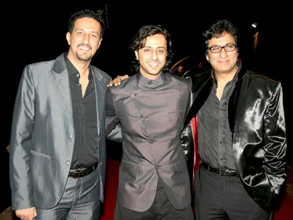 the cast of 3 idiots gracing the 1000th episode of saregama 8