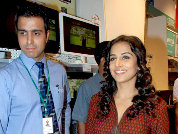 vidya balan promotes paa at croma store 11