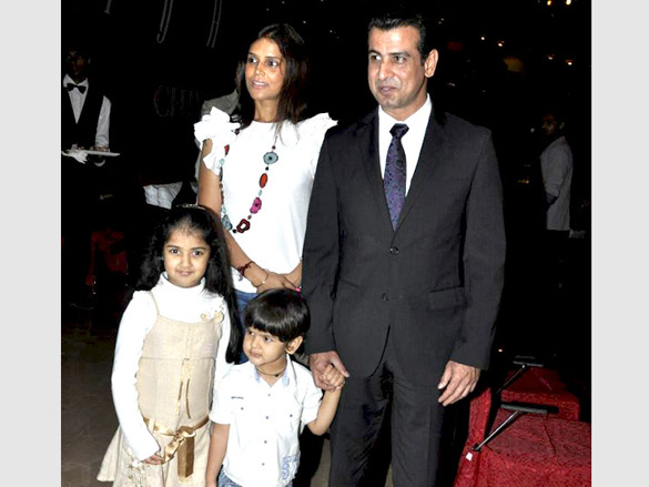 zeenat aman and amrita rao walk the ramp for beti cause 18