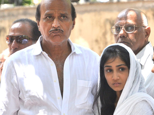 raveena tandon graces mac mohans cremation 5